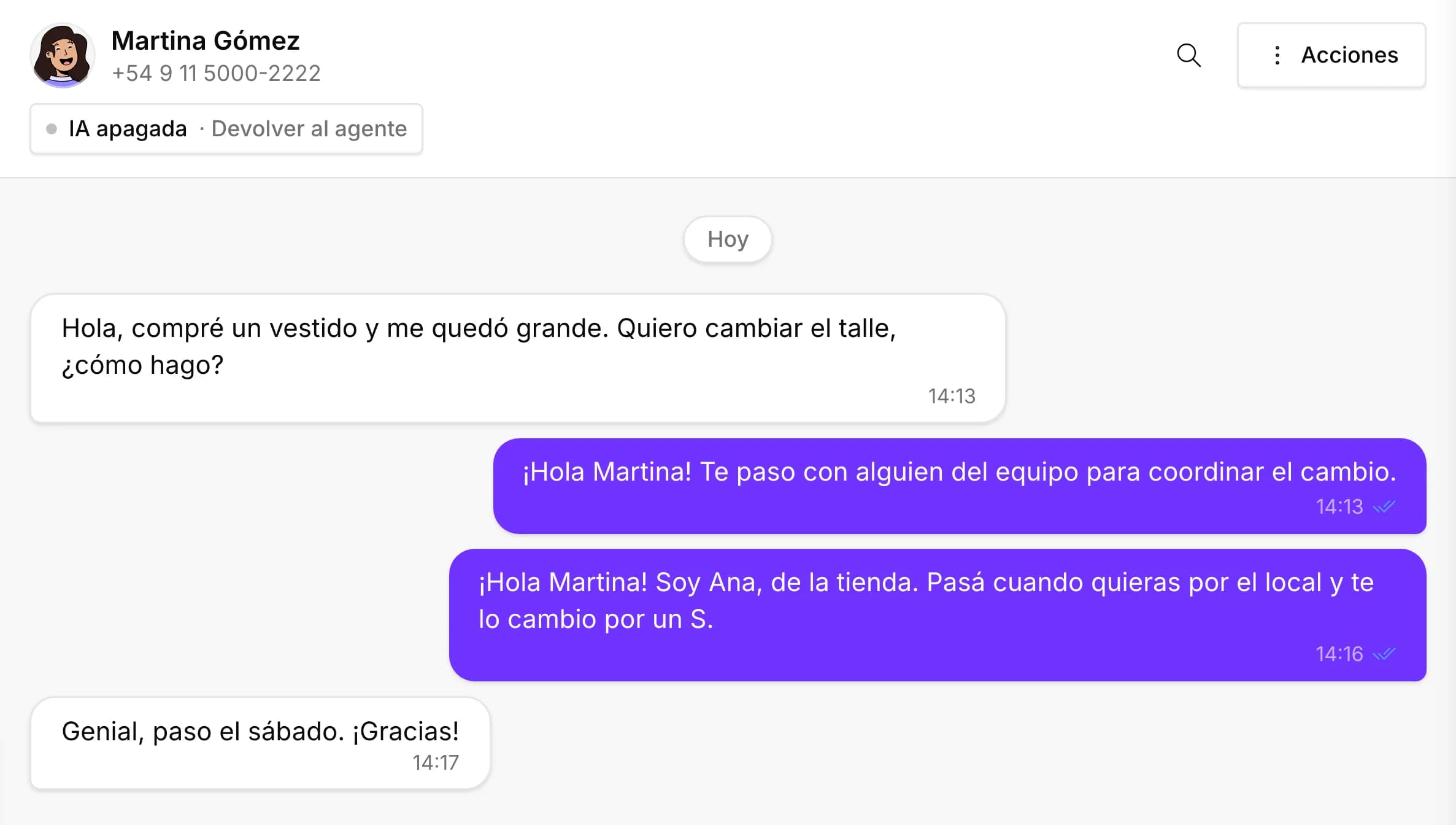 Conversación tomada por una persona del equipo en la bandeja de AWAM: la IA avisa que pasa la charla y una vendedora coordina un cambio de talle