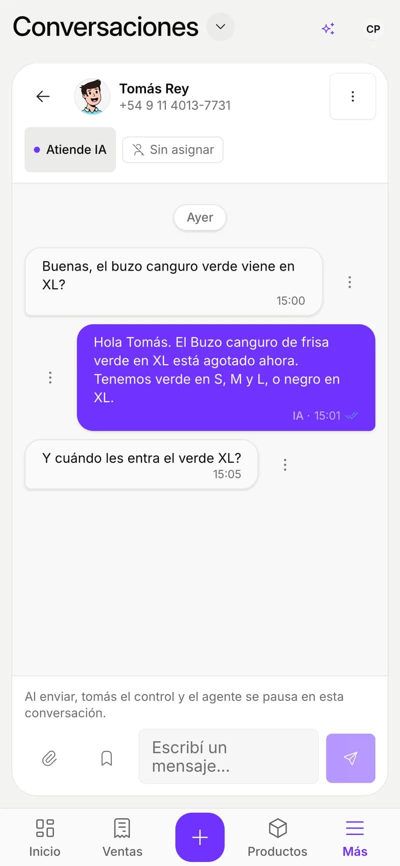 Una charla de WhatsApp en el panel de AWAM: el vendedor IA le contesta a un cliente por un buzo agotado y le ofrece otros colores.