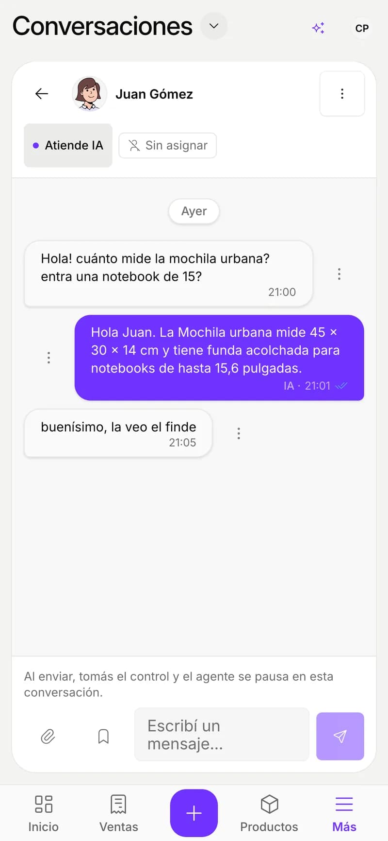 Una charla de Instagram en el panel de AWAM: el vendedor IA le da las medidas de una mochila a un cliente.